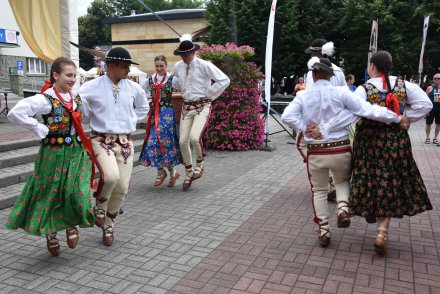 zkiej - tańce przed małą sceną na Pl. B. Hoffa